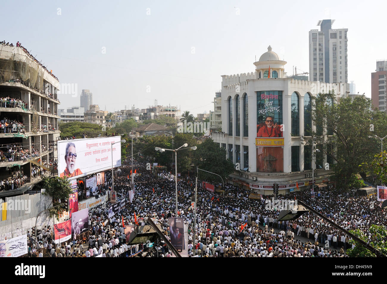 Balasaheb Thackeray Funeral Procession Crowd at Dadar in front of Sena Bhavan mumbai maharashtra India November 2012 Stock Photo