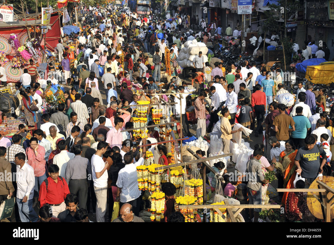people shopping for diwali festival in dadar market at mumbai