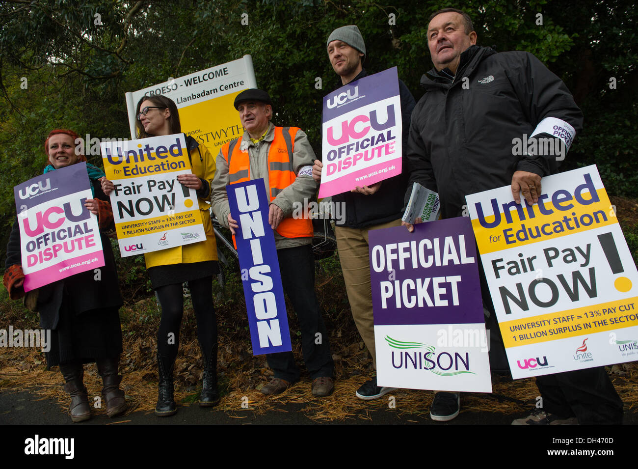 Aberystwyth Wales UK, Thursday 31 Oct 2013 Members of UNITE, UNISON and UCU (University and College Union) picketing outside Aberysytwyth University in protest at the current pay offer. The joint day of action by the three main education sector unions is in pursuit of their claims for 'fair pay in higher education' Credit:  keith morris/Alamy Live News Stock Photo