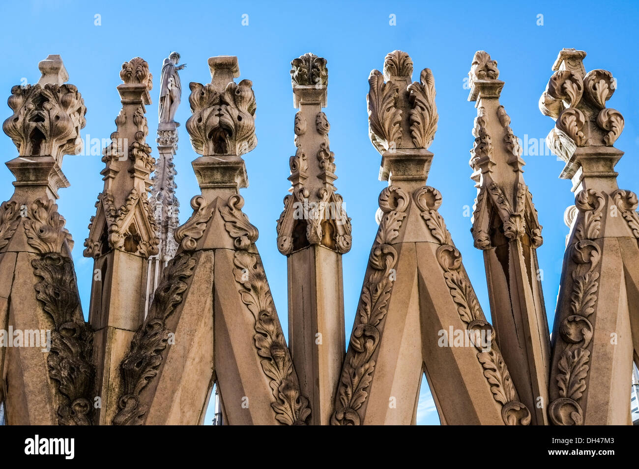 Bronze statue of founder of city on top of building · Free Stock Photo