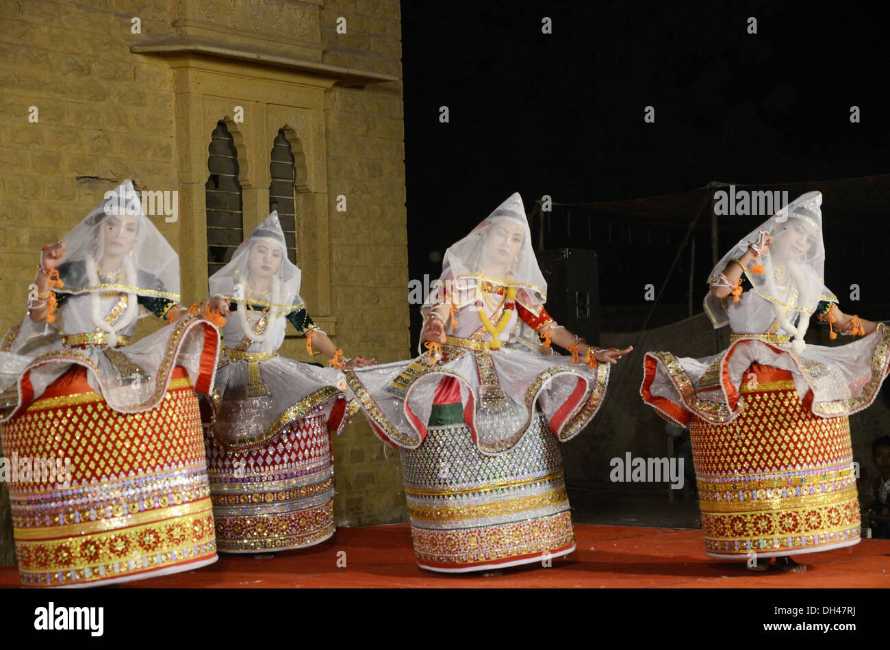 women performance of classical folk Manipuri dance at Jaisalmer