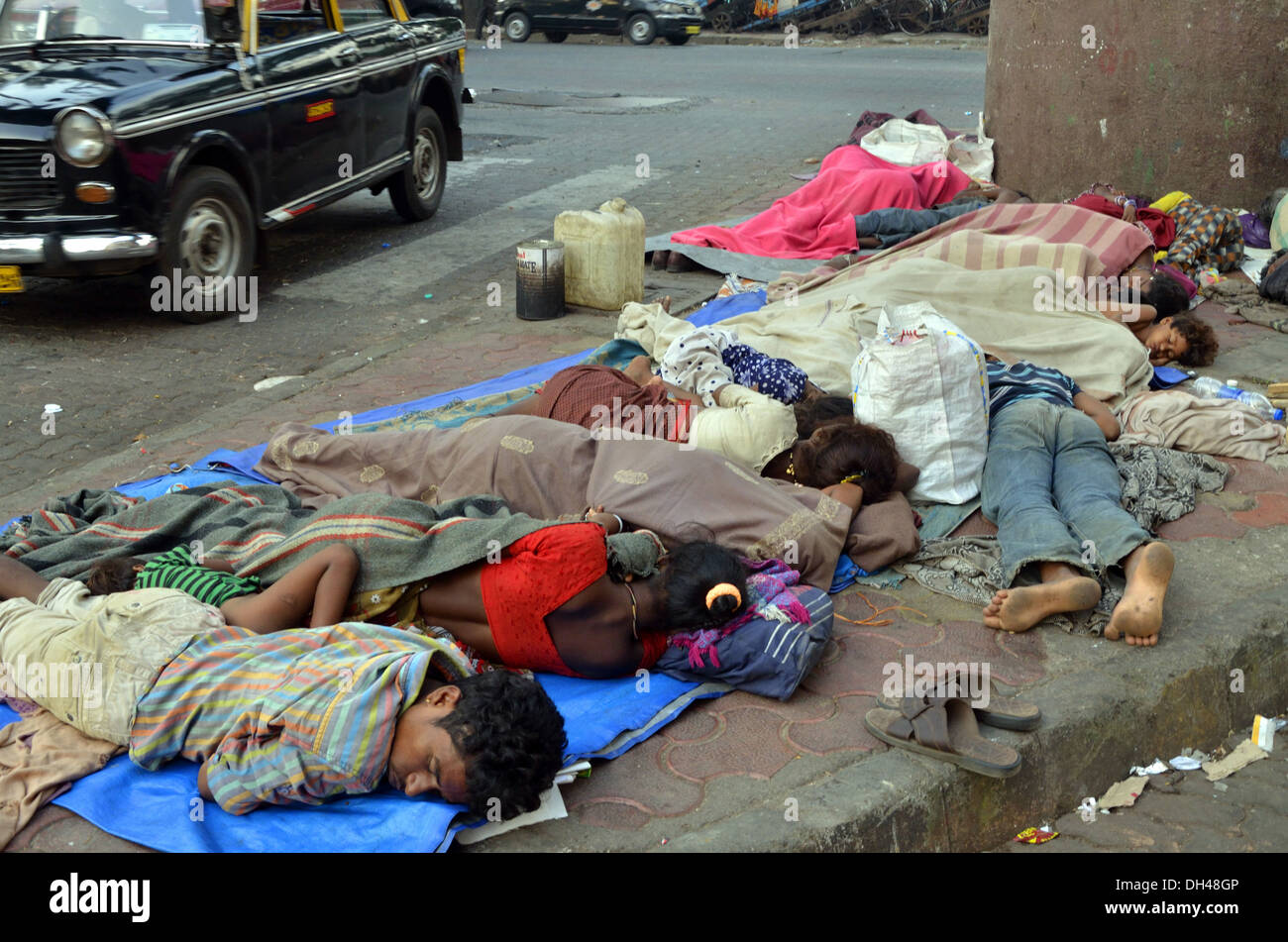 poor people sleeping on footpath pavement Bombay Mumbai Maharashtra India Indian poverty Stock Photo