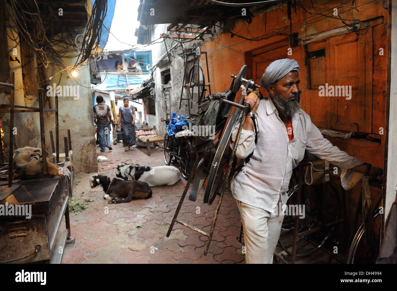 man carrying knife sharpening machine cycle Bachuwadi Kamathipura