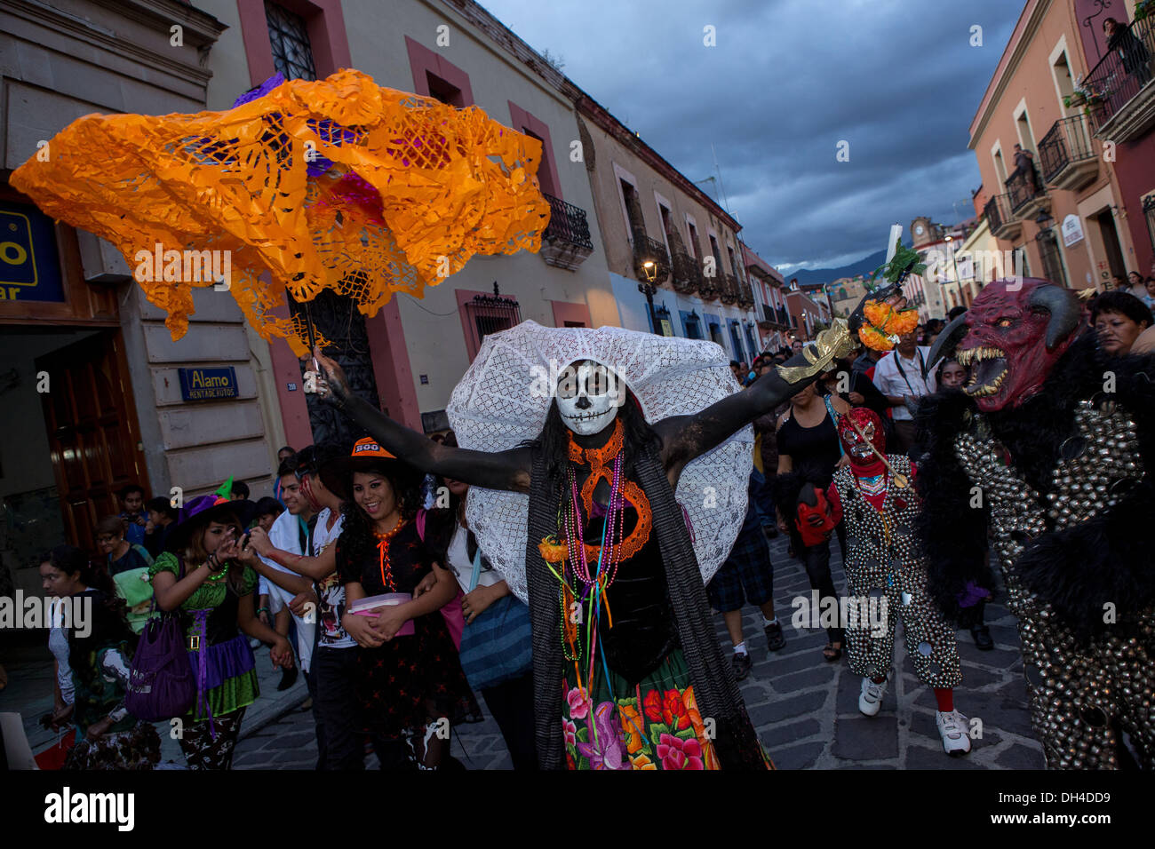 парад хэллоуин в гринвич-виллидж. традиции хэллоуина. хэллоуин в америке. страны отмечающие хэллоуин. хэллоуин традиционный праздник великобритании.