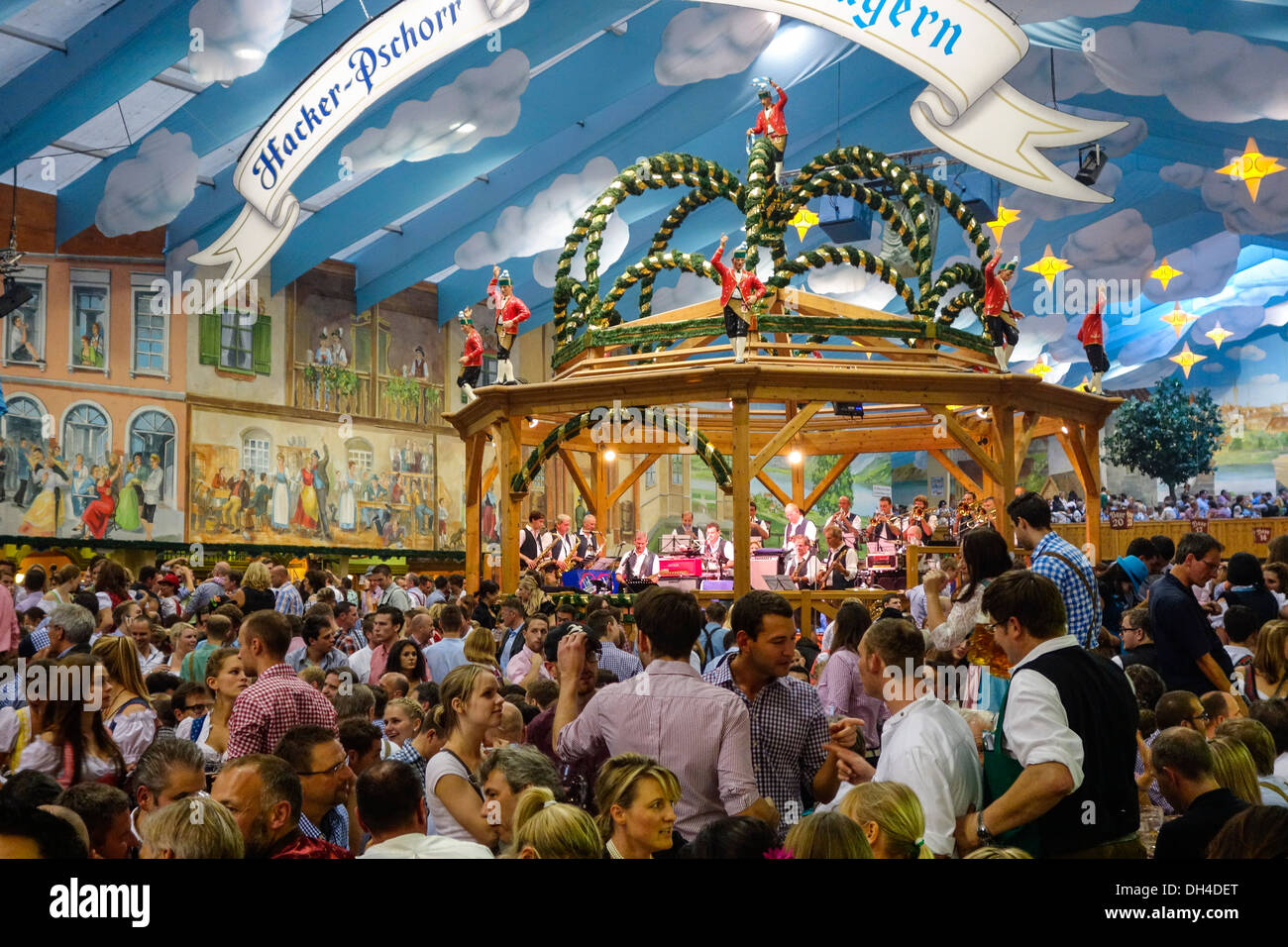 Visitors to the Oktoberfest in Munich, Bavaria, Germany Stock Photo Alamy