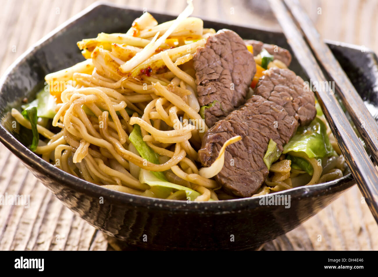 Nissin cup noodles. Лапша с брокколи. Лапша beef. Китайская лапшичка. Лапша beef.