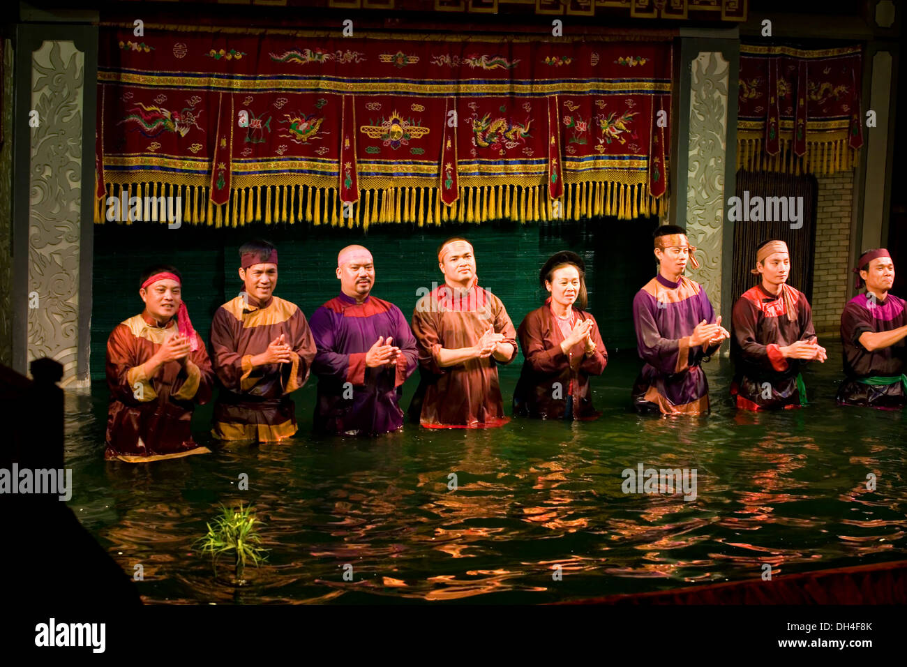 Artists. Water puppet theatre. Thang Long Stock Photo Alamy