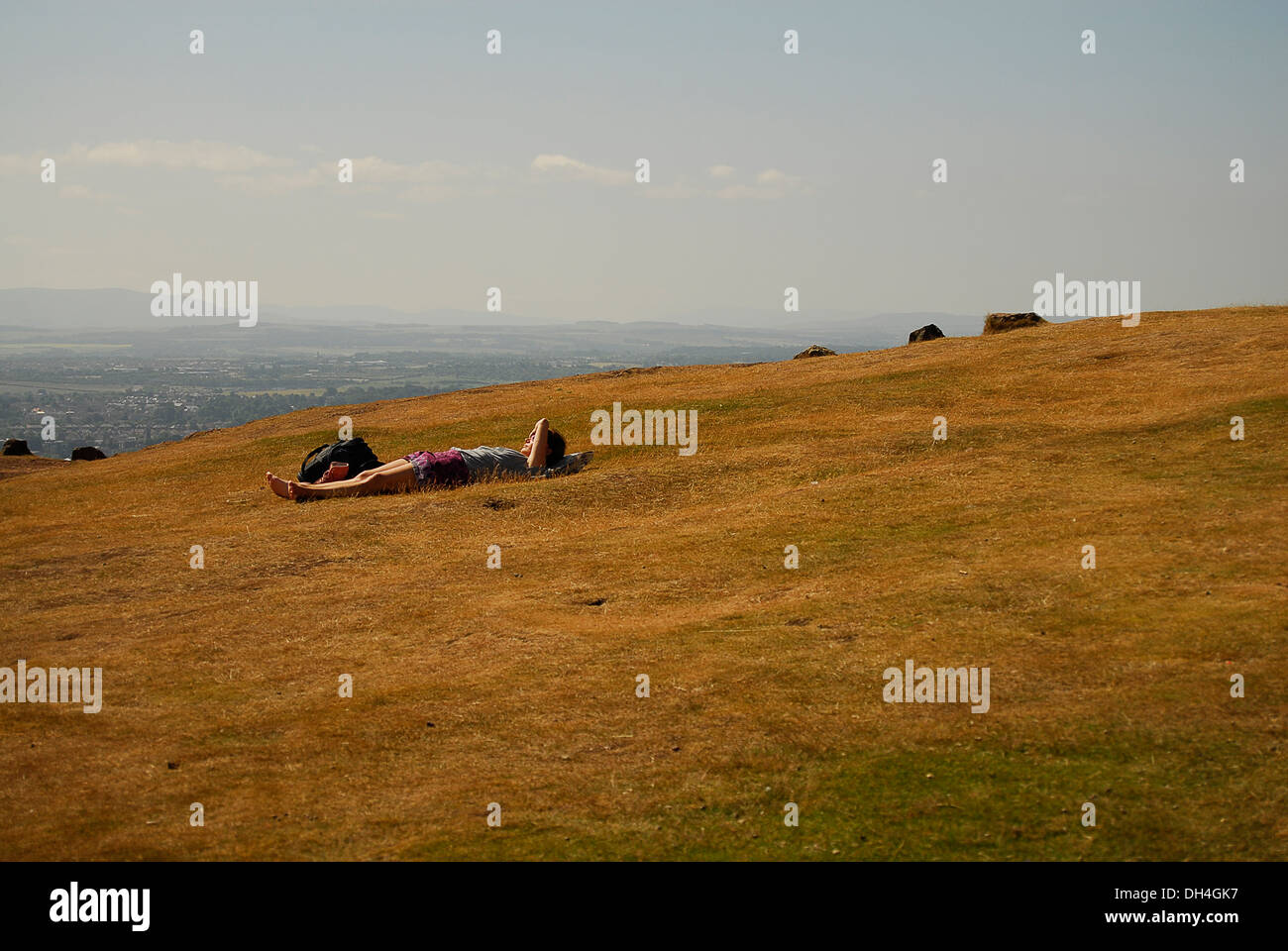 Descansando tras subir a las montañas de Edimburgo Stock Photo