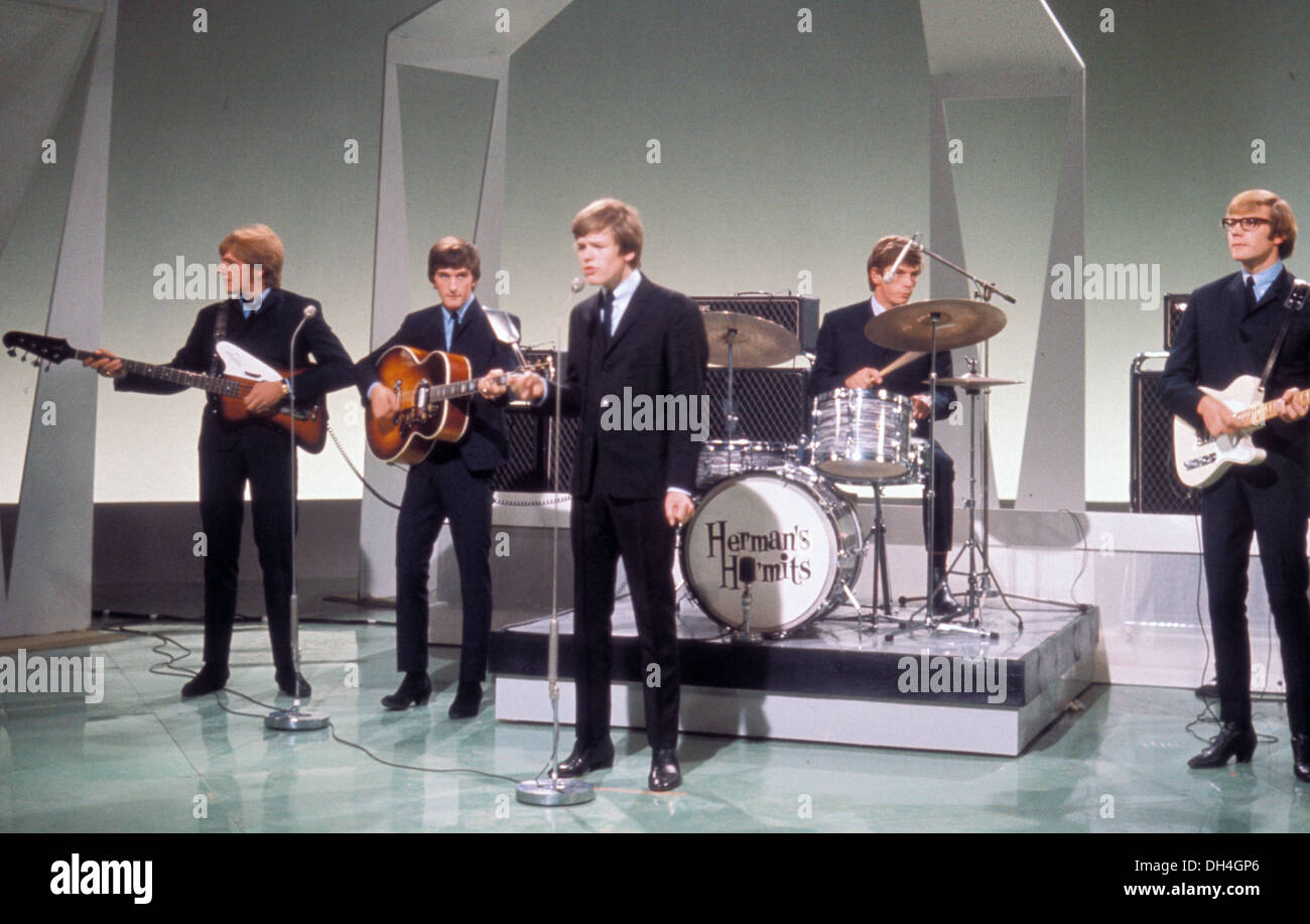 HERMAN'S HERMITS about 1965 from l: Karl Green, Keith Hopwood, Peter Noone, Barry Whitwam, Derek Leckenby. Photo Tony Gale Stock Photo