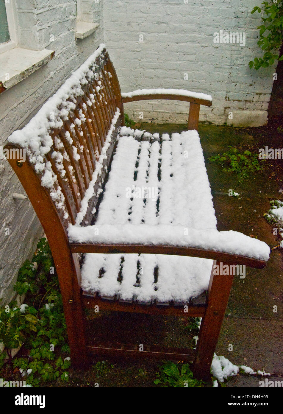 Snow Covered Garden Bench Stock Photo 62181397 Alamy