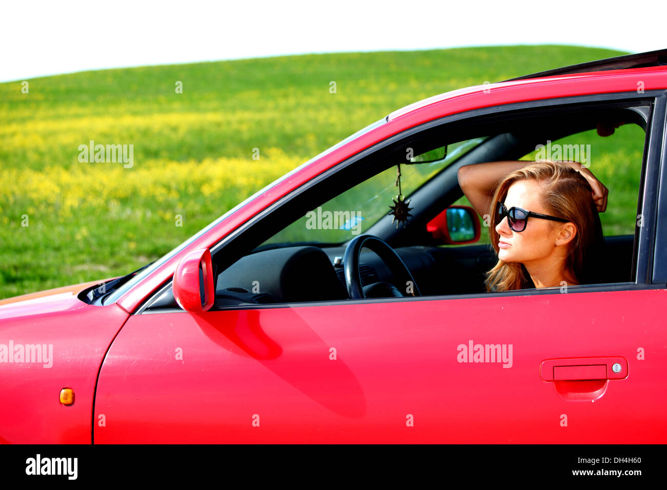 За рулем моего автомобиля. Девушка за рулем автомобиля. Сядь за руль моей машины кадры. Машины для женщин. Водители автомобилей девушки.