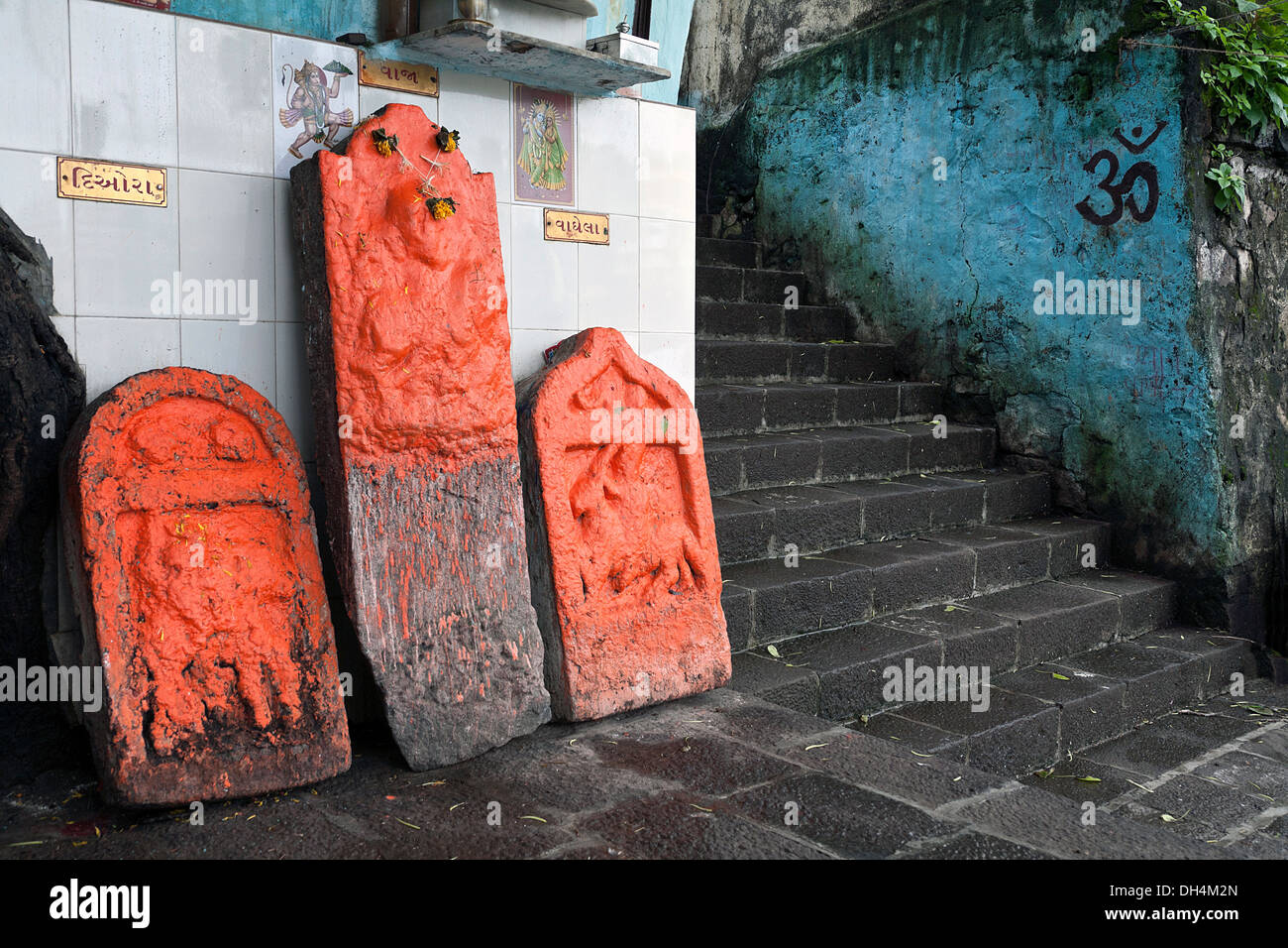 God Statues at Banganga Tank Walkeshwar temple Mumbai Maharashtra India 2012 Stock Photo