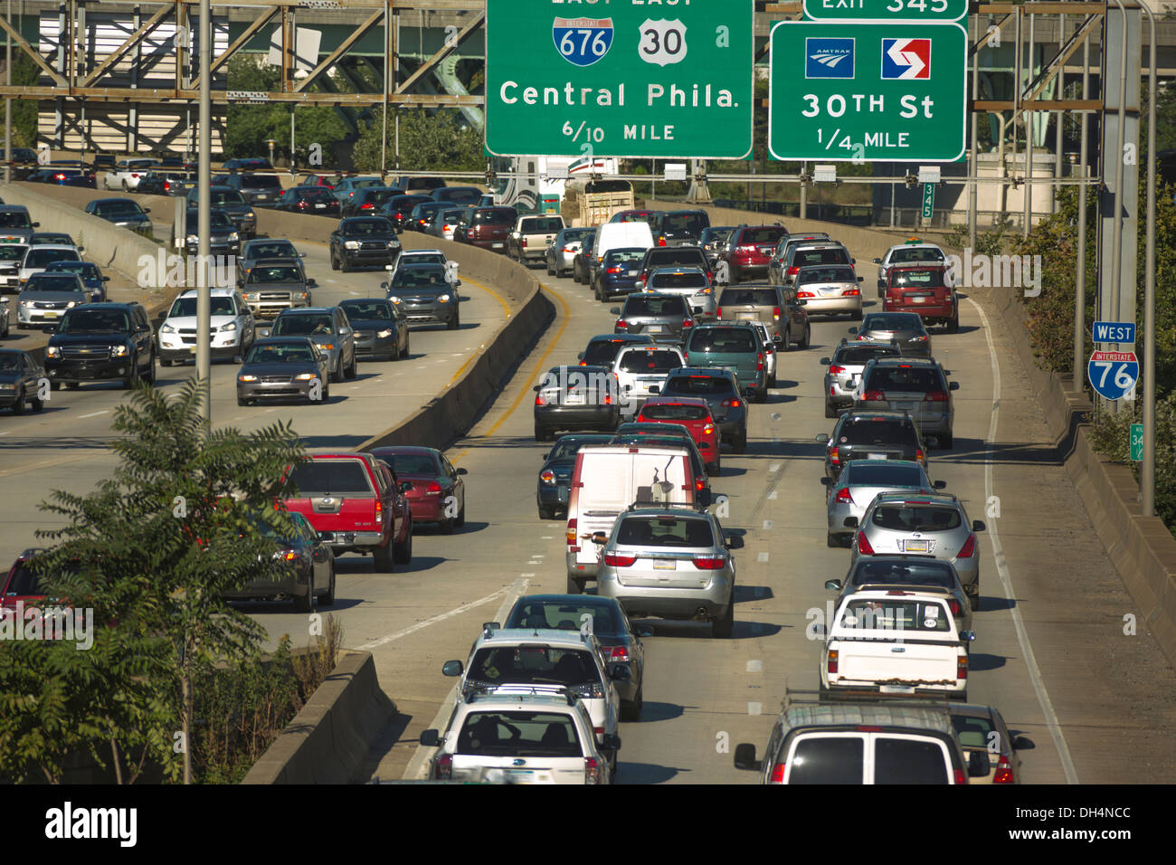 TRAFFIC SCHUYLKILL EXPRESSWAY INTERSTATE 76 PHILADELPHIA PENNSYLVANIA