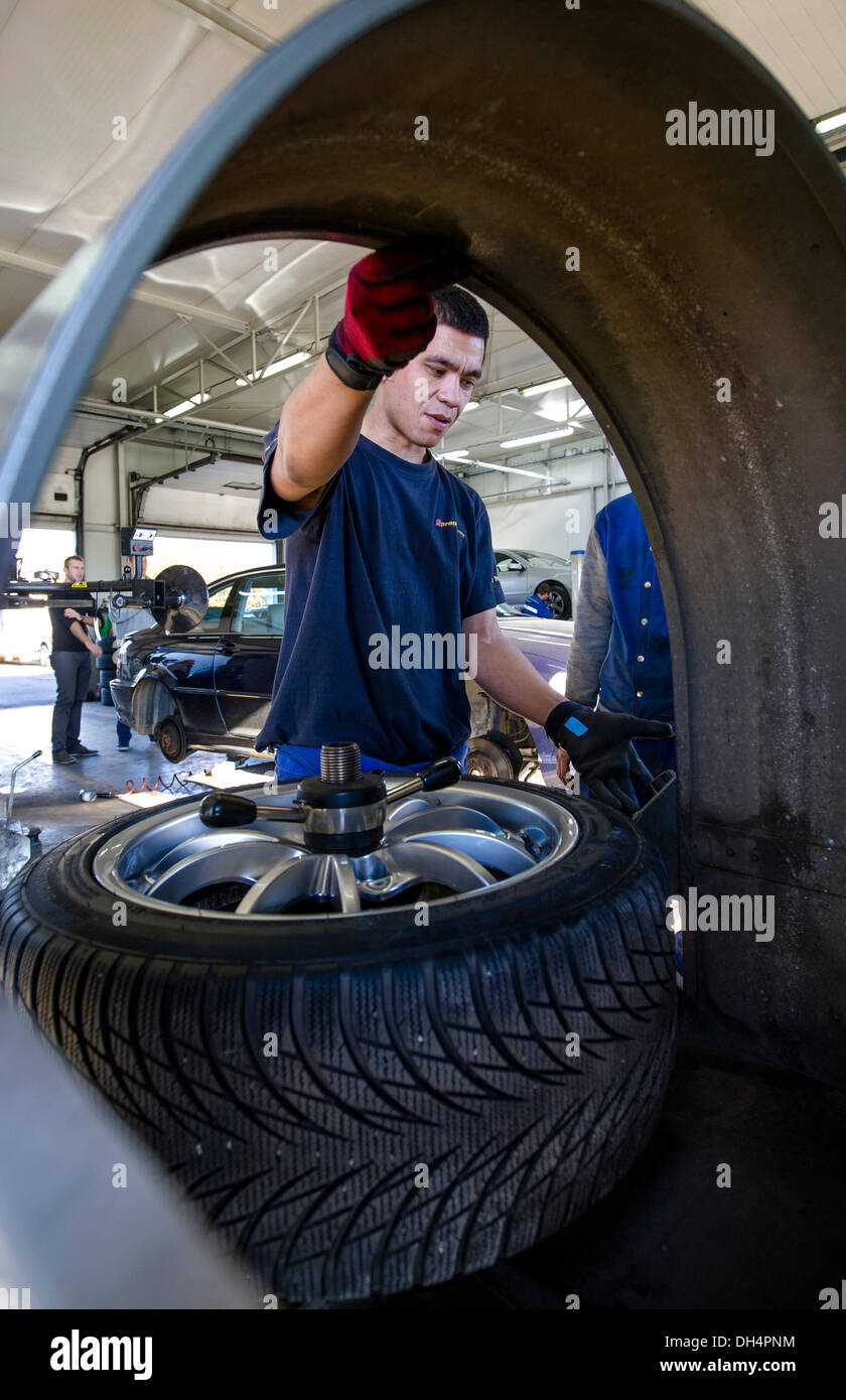 Mounted tires hires stock photography and images Alamy