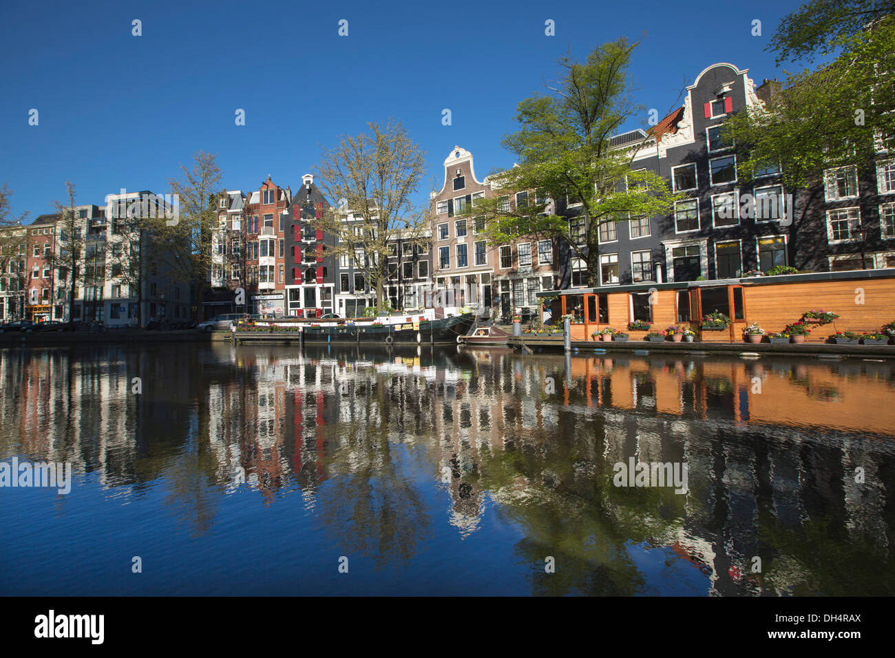 Netherlands, Amsterdam, 17th century houses and houseboats at canal called Prinsengracht. Unesco World Heritage Site Stock Photo