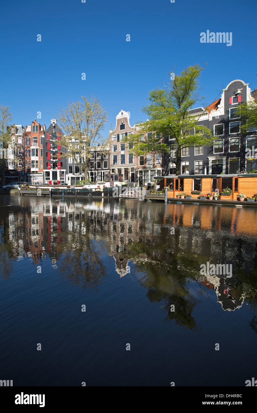 Netherlands, Amsterdam, 17th century houses and houseboats at canal called Prinsengracht. Unesco World Heritage Site Stock Photo