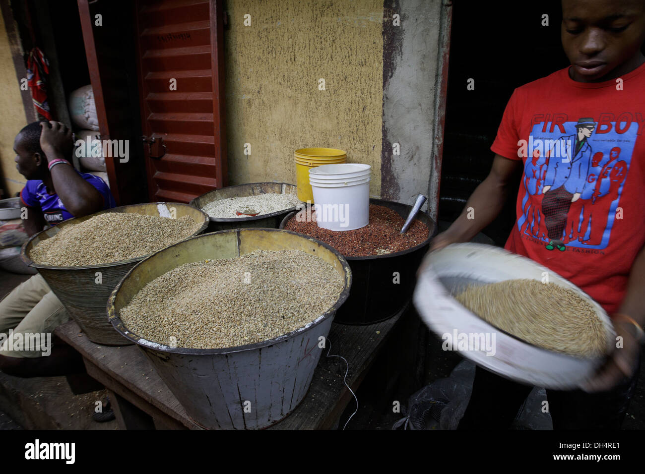 Separating thrush from beans in Mile 12 Market, Lagos, Nigeria Stock Photo