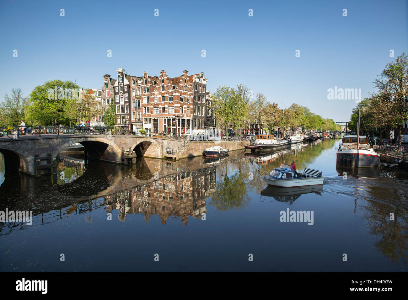 Netherlands, Amsterdam, 17th century houses, houseboats, small boat at canal called Brouwersgracht. Unesco World Heritage Site Stock Photo