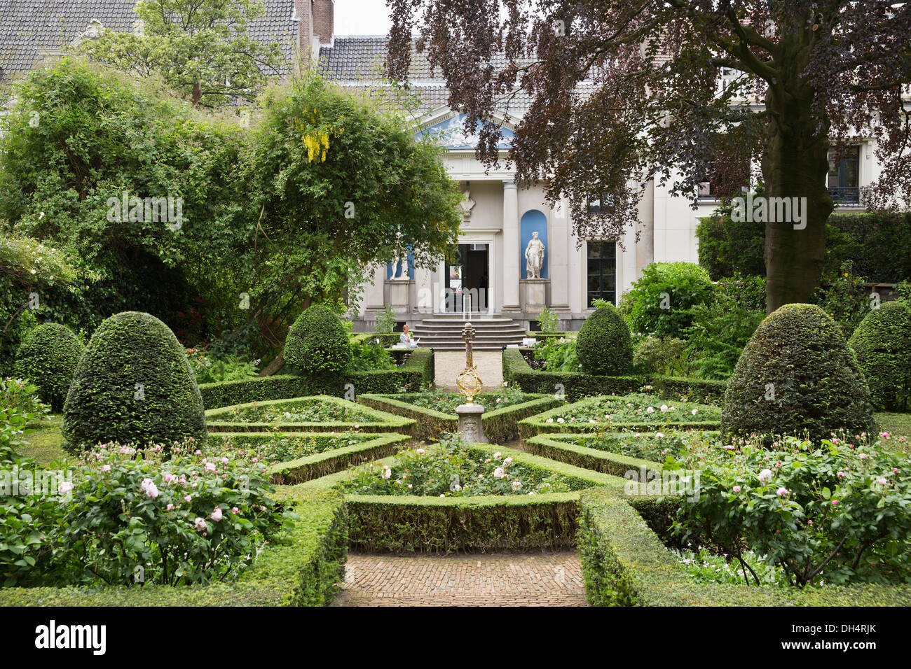 Holland Amsterdam, Museum Van Loon. Canal House of Amsterdam regent family Van  Loon, Garden and view on coach house Stock Photo - Alamy