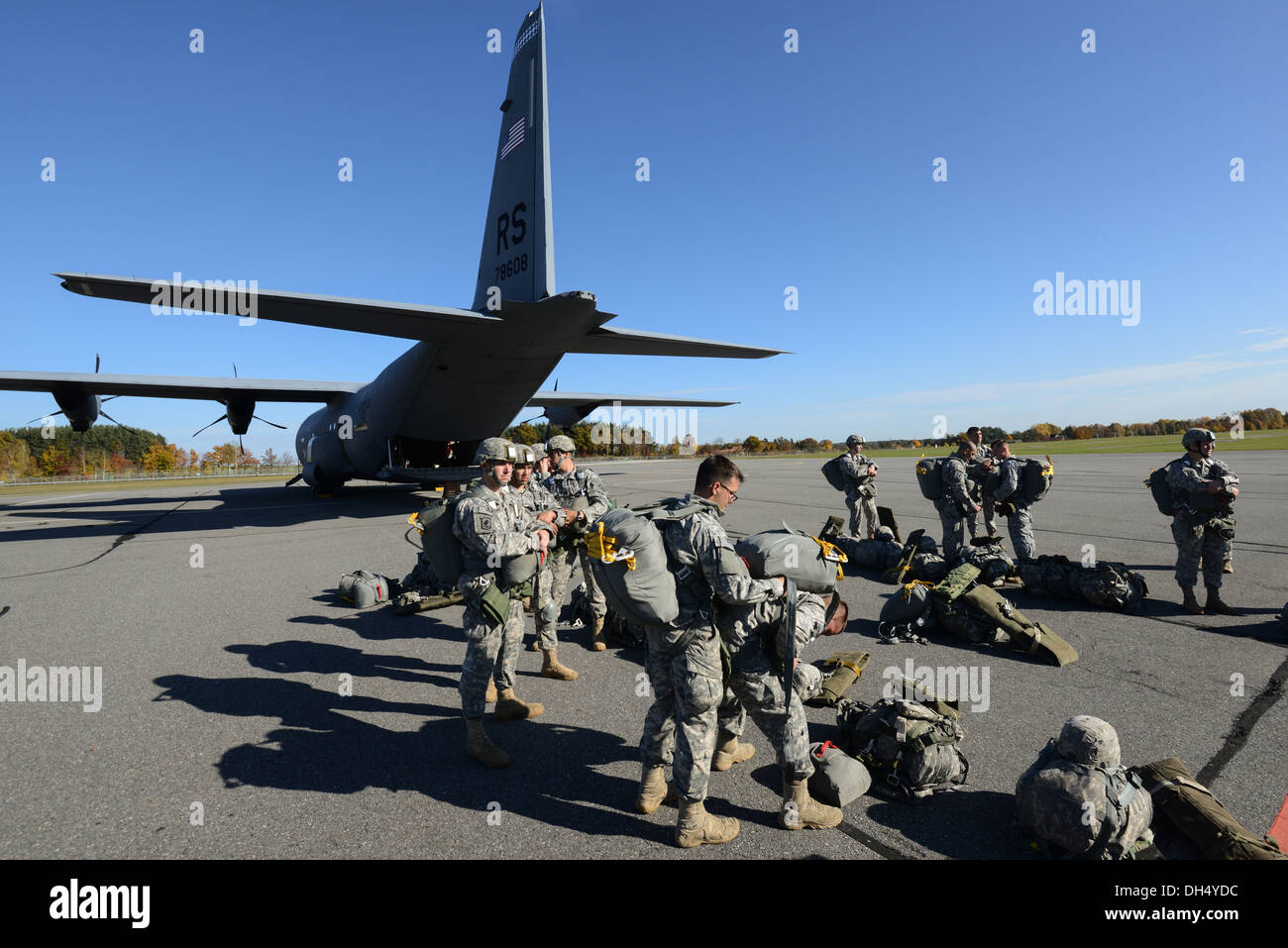 U.S. Army Soldiers, assigned to 1st Squadron, 91st Cavalry Regiment, 173rd Infantry Brigade Combat Team (Airborne), conduct pre-jump inspections before a combat training jump into Bunker Drop Zone at the 7th Army Joint Multinational Training Command's Gra Stock Photo