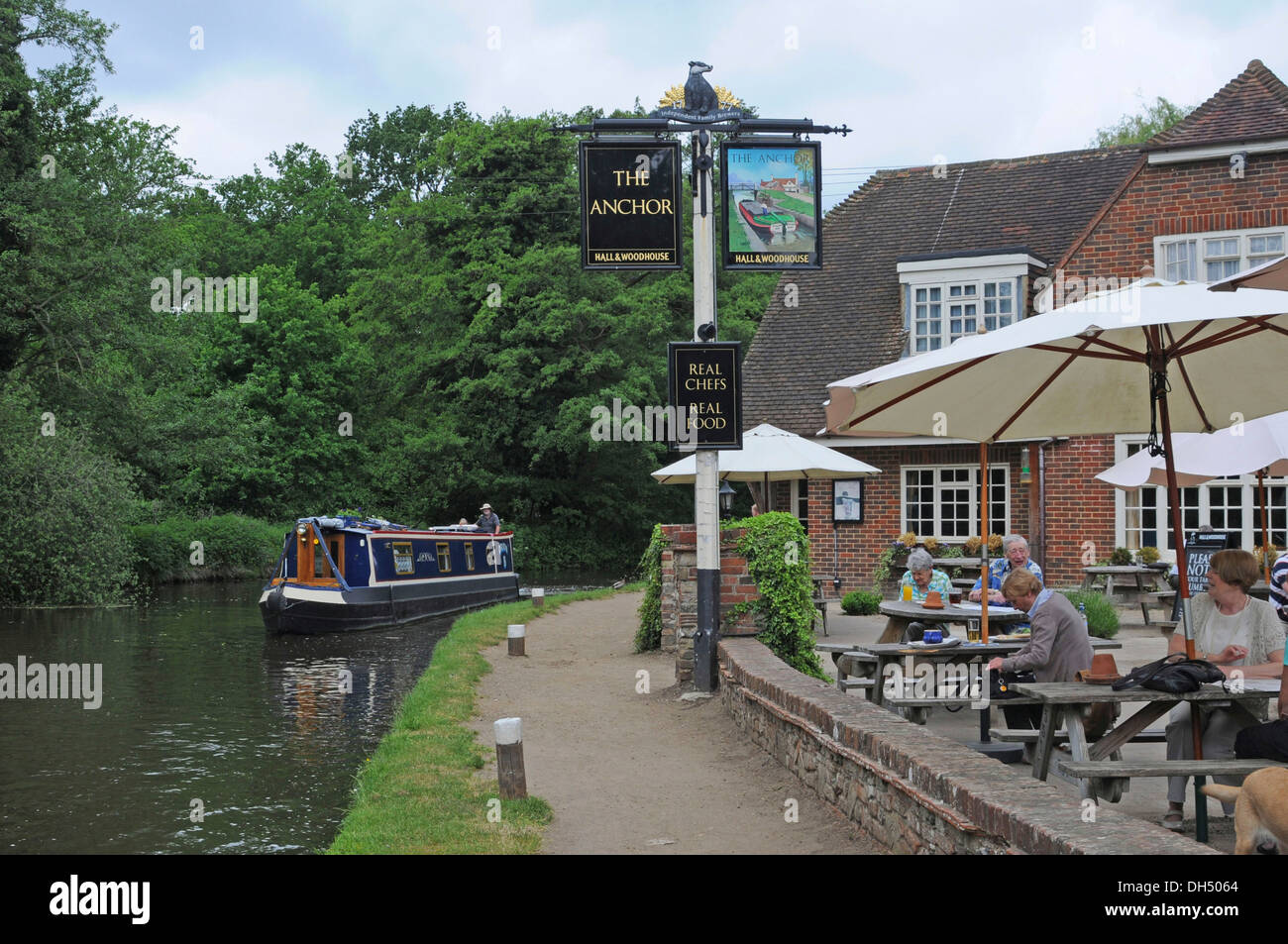 Houseboat, narrow boat, next to a pub, Woking, Surrey, England, United Kingdom, Europe Stock Photo