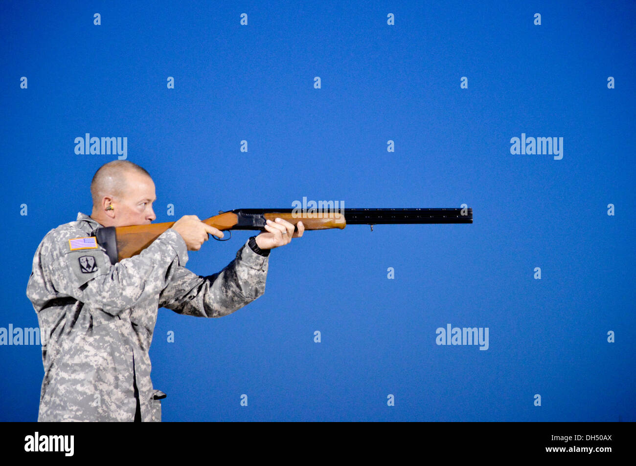 Command Sgt. Maj. Chad McNeish, command sergeant major, 2nd Battalion, 43rd Air Defense Artillery Regiment, 11th Air Defense Artillery Brigade, 32nd Army Air and Missile Defense Command, prepares to fire at a target during the first Fort Bliss Commander's Stock Photo