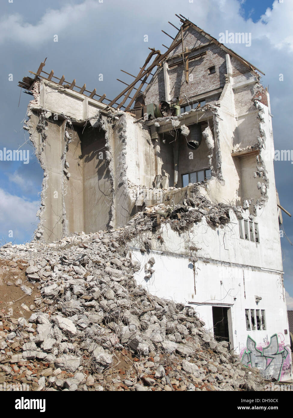 Half-demolished building ruin, VSE grain silo, Bienenbuettel, Lower Saxony Stock Photo
