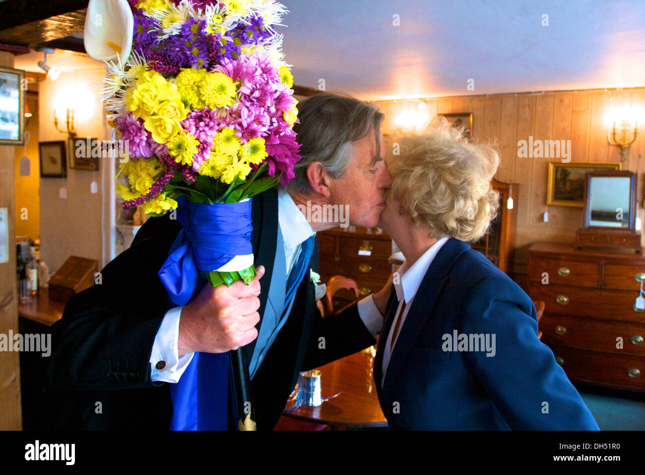 Tutti Man Giving The Traditional Kiss, Tutti Day, Traditional Annual Hocktide Festival, Hungerford, Berkshire, England Stock Photo