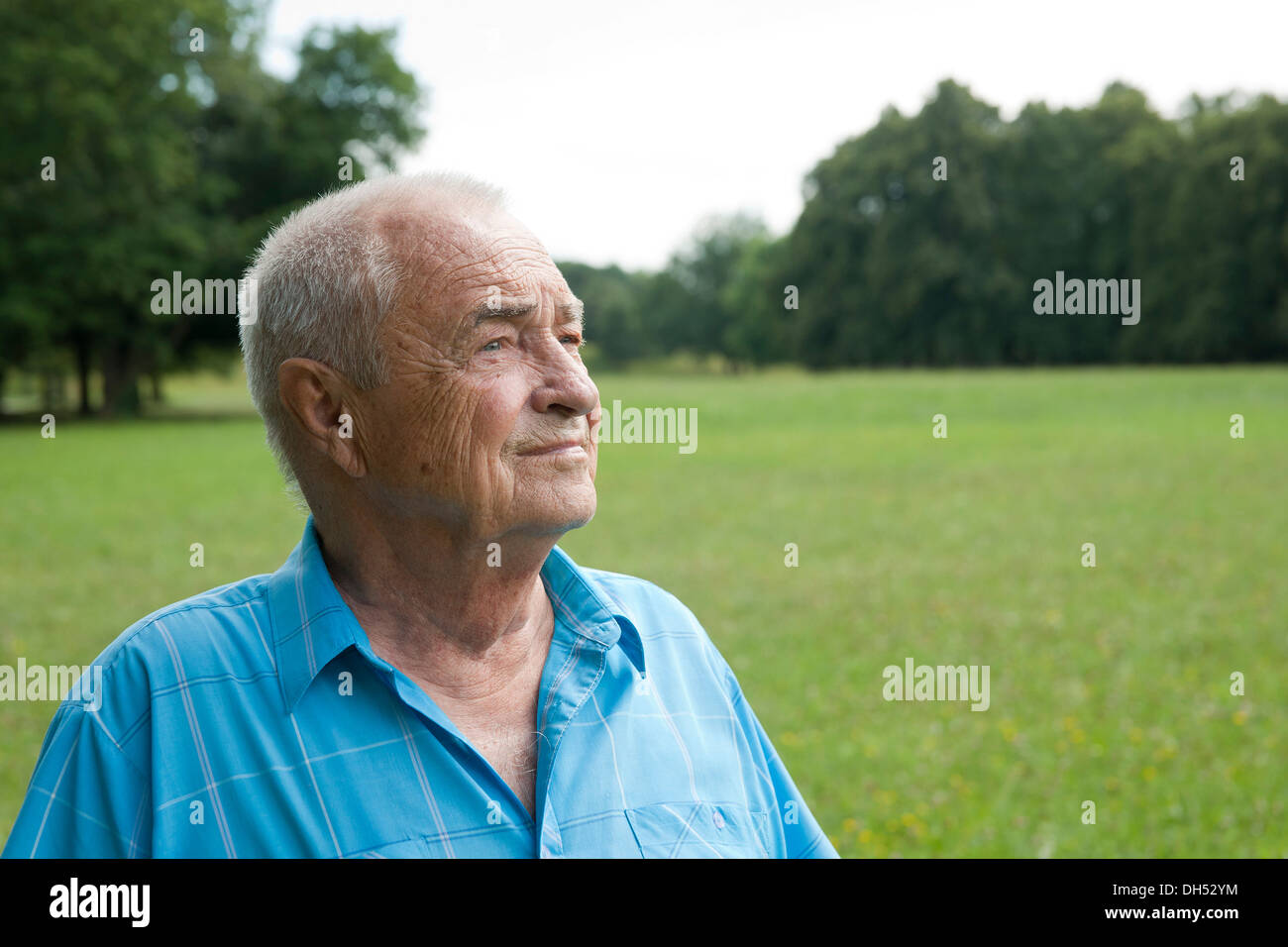 Elderly man in park hi-res stock photography and images - Alamy
