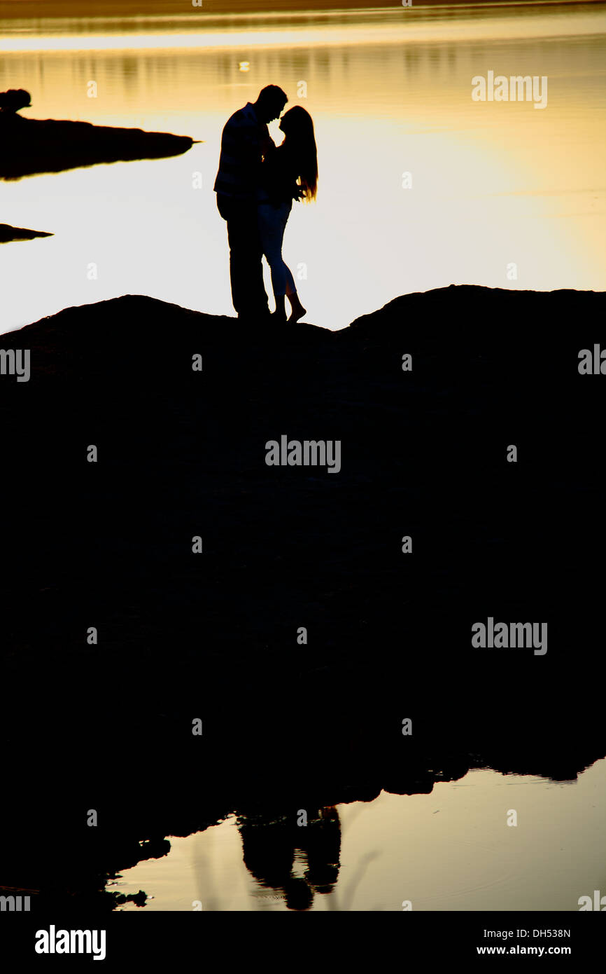 Couple kissing silhouette lake hi-res stock photography and images - Alamy