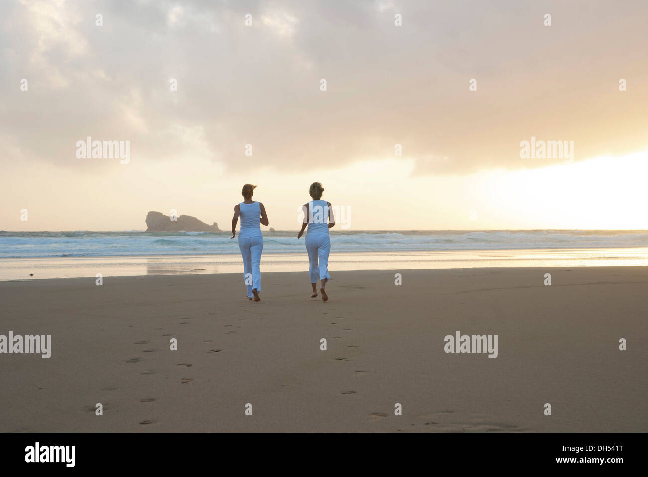 Two women beach hi-res stock photography and images - Alamy