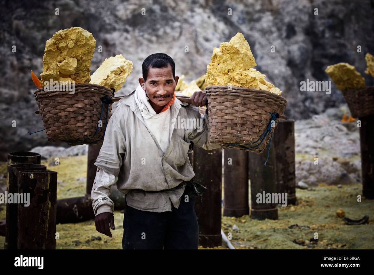 Sulfur carrier, Kawah ljen, Eastern Java, Java, Indonesia Stock Photo