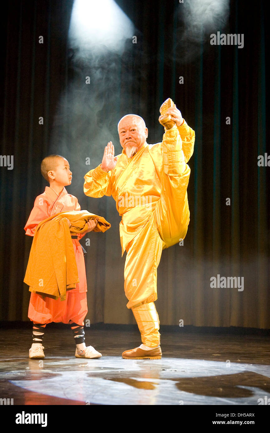 Shaolin kung fu shi fu hi-res stock photography and images - Alamy