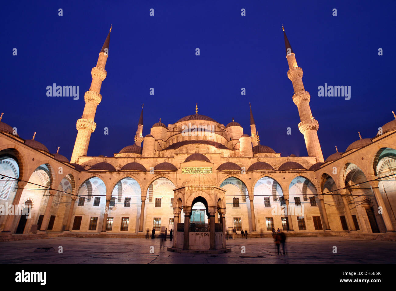 Illuminated Sultan Ahmed Mosque at night, Blue Mosque, Sultanahmet ...