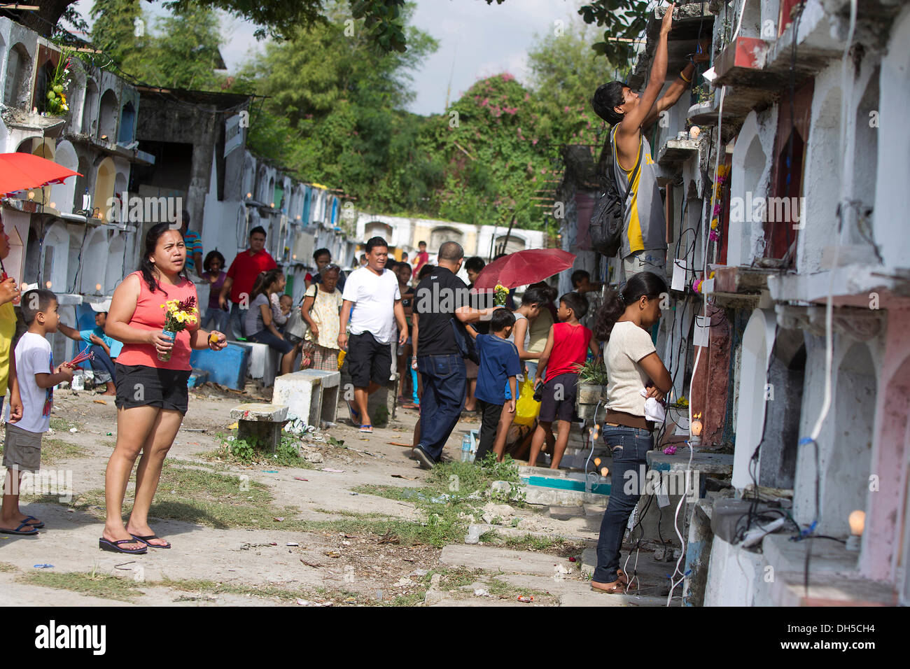 Carreta Cemetery,Cebu City,Philippines. 1st Nov, 2013. All Saints Day