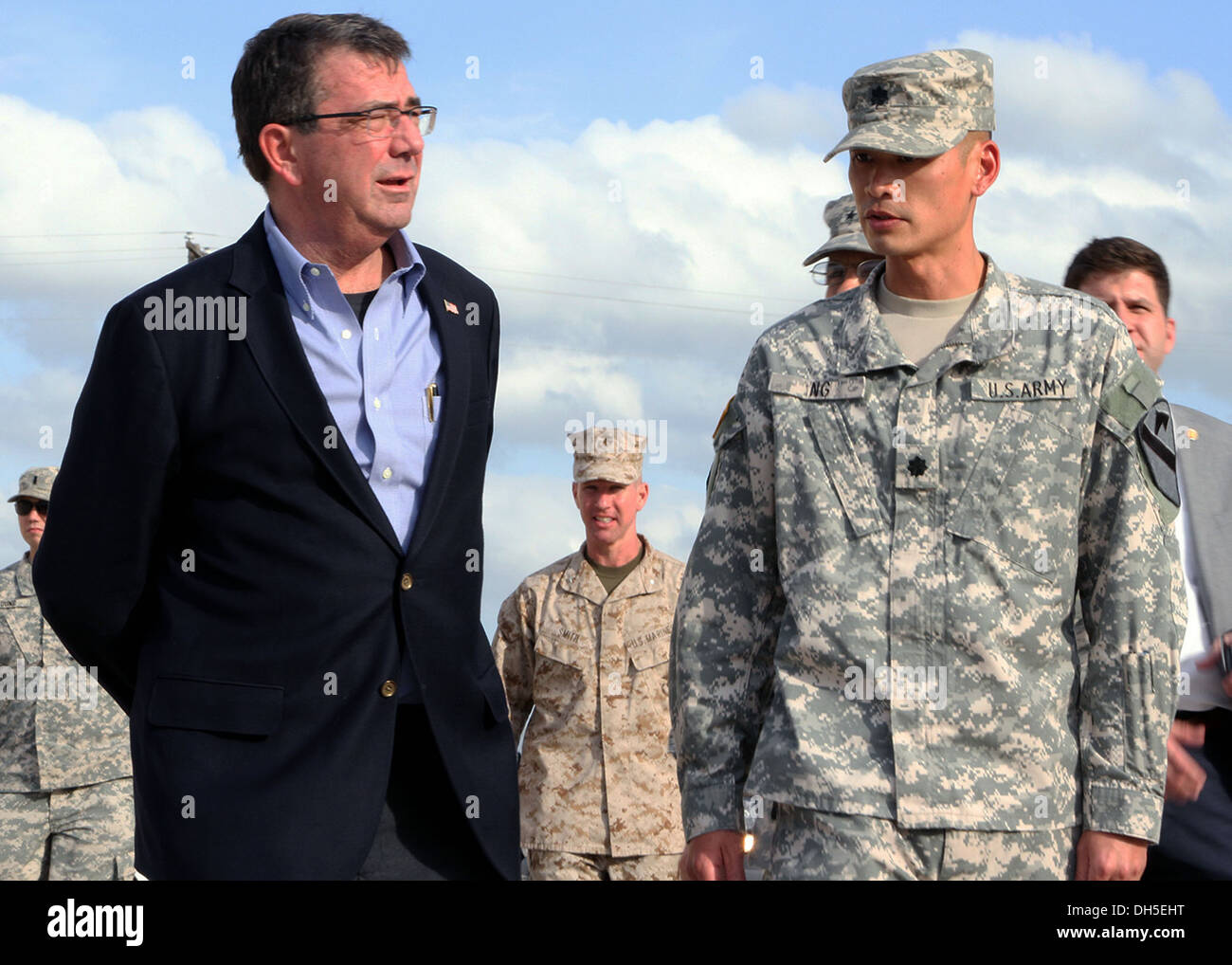 Lt. Col. Richard Ng (right), commander of the 1st 'Dragon' Battalion, 82nd Field Artillery Regiment, 1st 'Ironhorse' Brigade Combat Team, 1st Cavalry Division, speaks to Ashton Carter, the deputy secretary of defense, during his visit to the Dragon motor Stock Photo