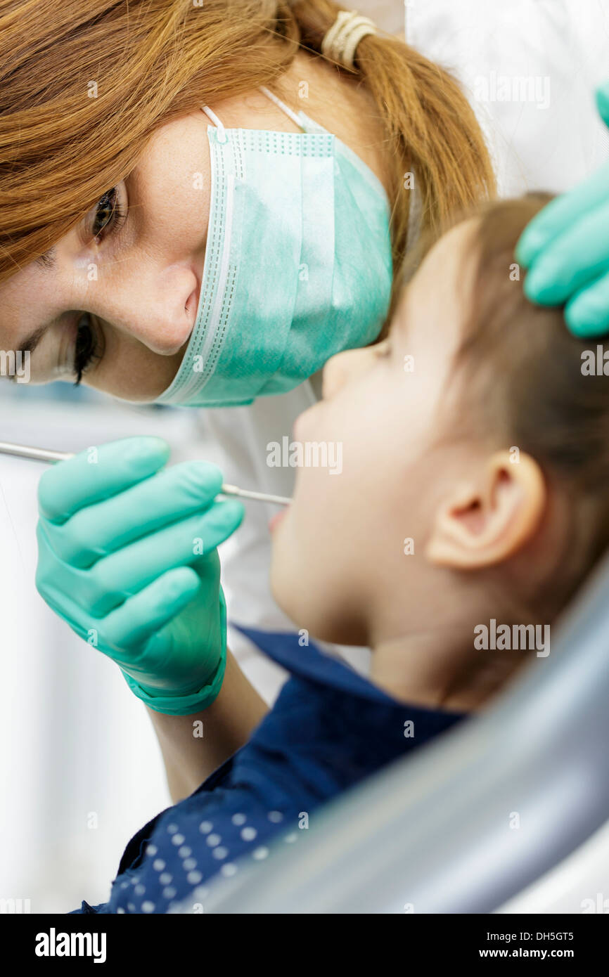 Little girl at the dentist Stock Photo - Alamy