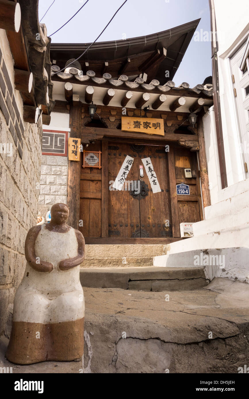 Wooden front door of a traditional Korean house in Bukchon Hanok Village, Seoul, Korea Stock Photo