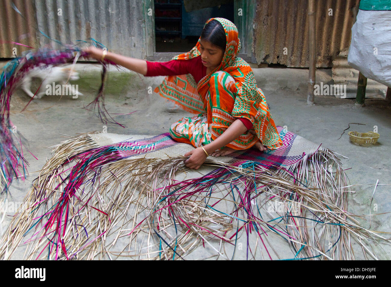 Raffia mat weaving hi res stock photography and images Alamy