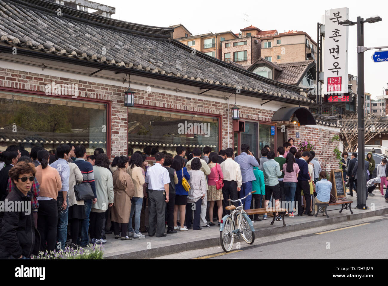 Long queue of people outside of a restaurant, Seoul, Korea (in fact this is a filming location) Stock Photo