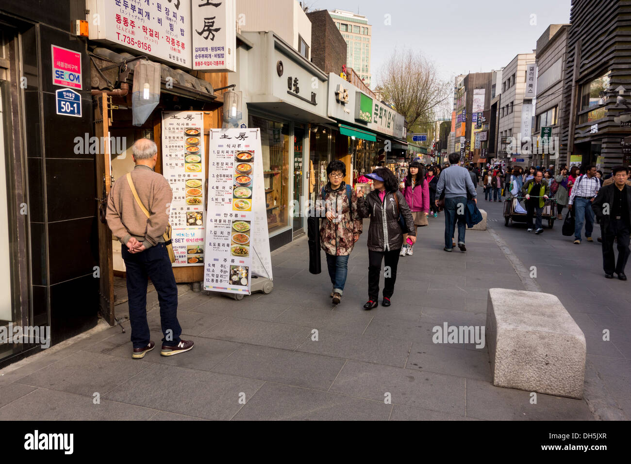Insadong street scene, Seoul, Korea Stock Photo