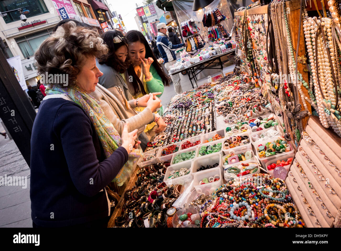 European woman and Korean women trying and choosing accessories from a  street stall in Insadong, Seoul Stock Photo - Alamy