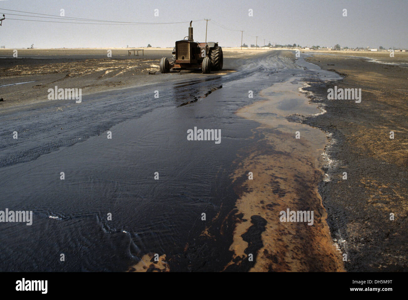 The aftermath of the 1991 Gulf War in Kuwait : oil lake in fire in ...