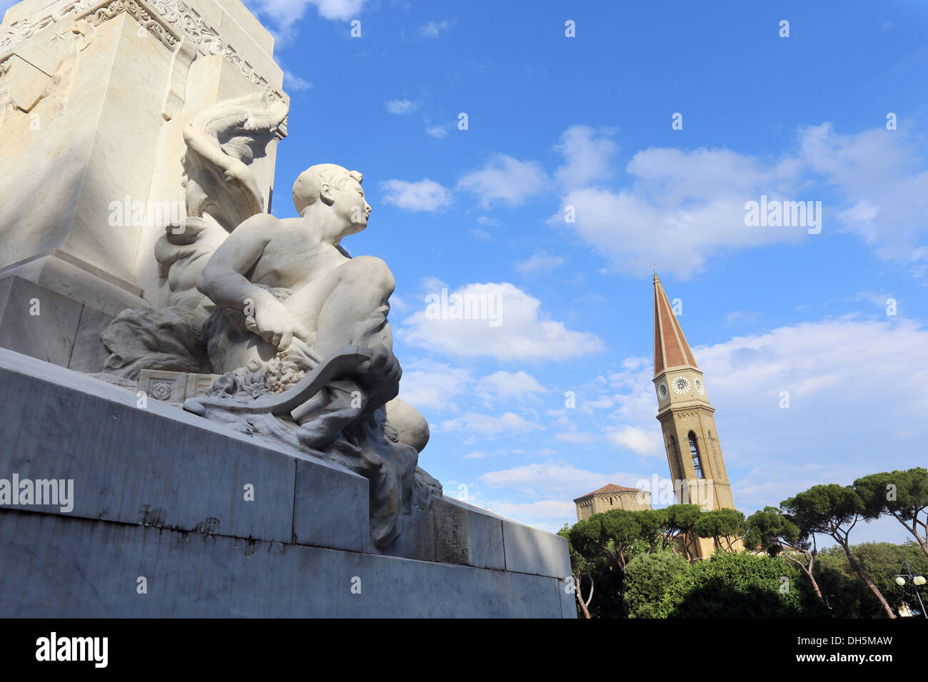 Monument to Petrarch, the father of the sonnet with the Cattedrale di Arezzo in the background,, Tuscany, Italy Stock Photo