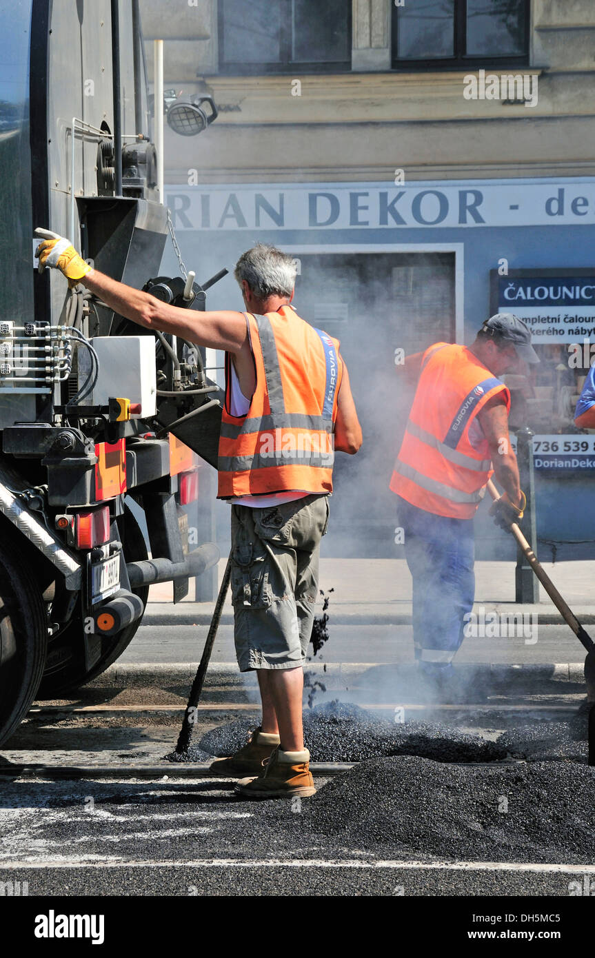 Construction workers, road works, replacement of road surfacing ...