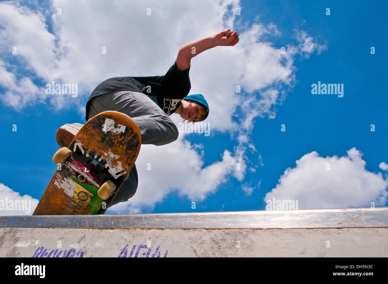 Skateboard underside view High Resolution Stock Photography and Images