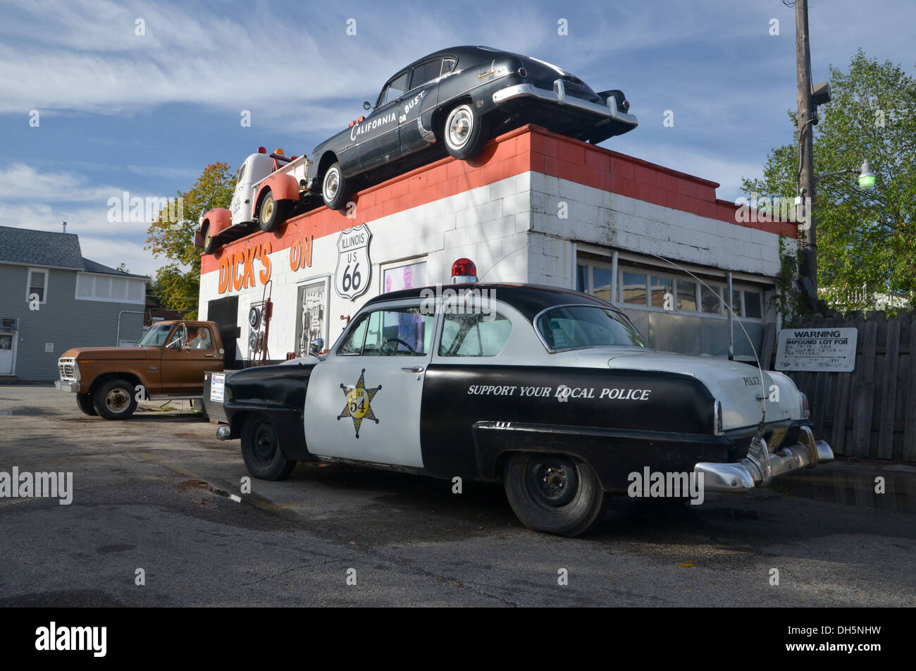 Dick's on 66 - old cars at a garage in Joliet on Route 66 in Illinois Stock  Photo - Alamy