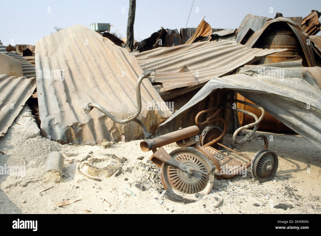 The aftermath of the 1991 Gulf War in Kuwait : devastation in the Al Wafra oil field. Stock Photo