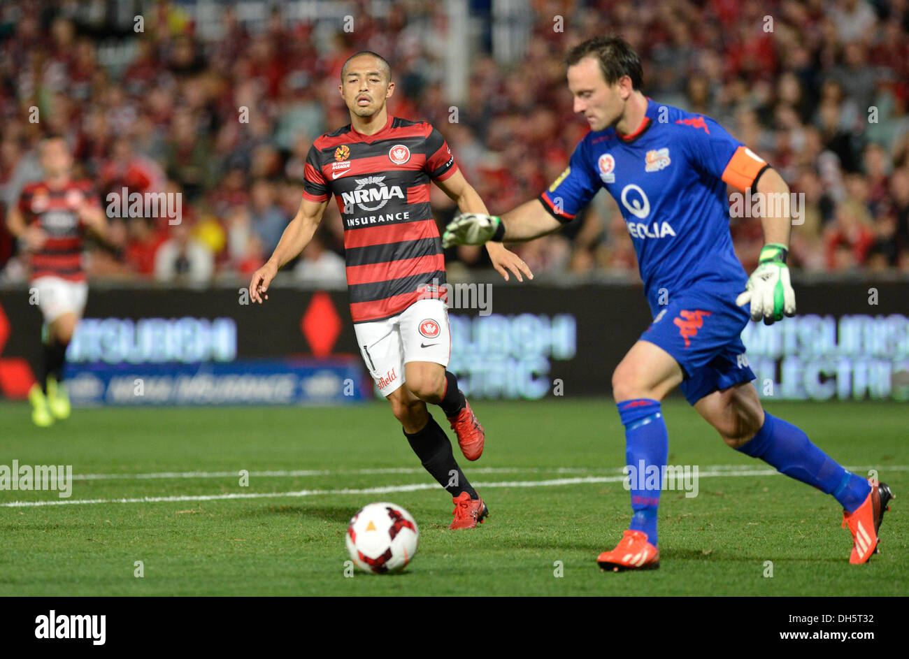 Sydney, Australia. 01st Nov, 2013. Wanderers Japanese midfielder Shinji Ono and Adelaide goalkeeper and captain Eugene Galekovic in action during the Hyundai A League game between Western Sydney Wanderers FC and Adelaide United FC from the Pirtek Stadium, Parramatta. Credit:  Action Plus Sports/Alamy Live News Stock Photo