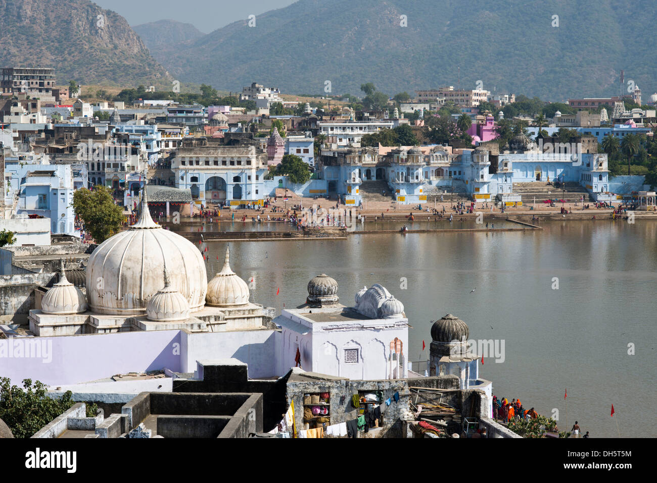Temples, buildings and ghats in the holy Pushkar Lake, Hindu pilgrimage site, Pushkar, Rajasthan, India Stock Photo